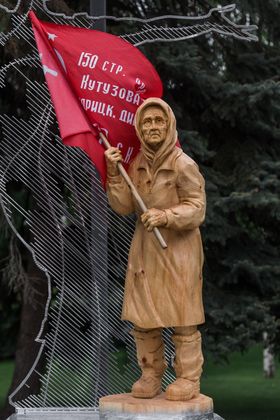 Памятник бабушке с флагом в Воронеже
