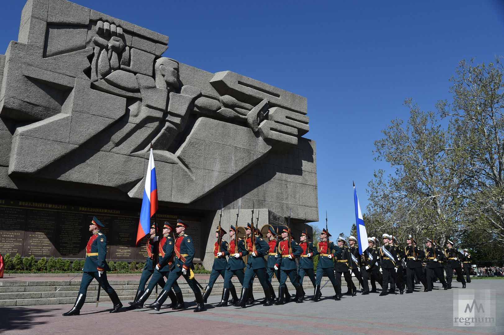 Возложение цветов к Мемориалу героической обороны Севастополя 1941–1942 годов