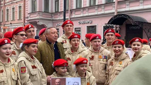 Александр Беглов с юнармейцами перед шествием «Бессмертного полка»