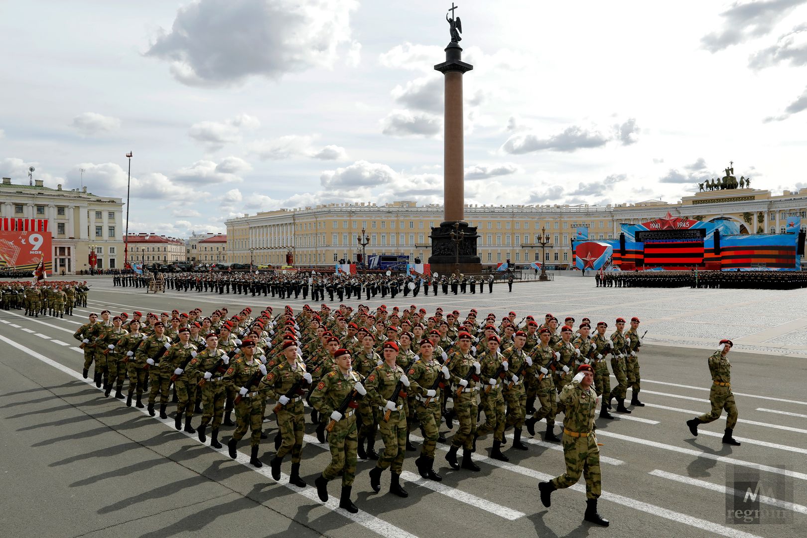 Войска под питером. Парад в Петербурге. Дворцовая площадь парад.