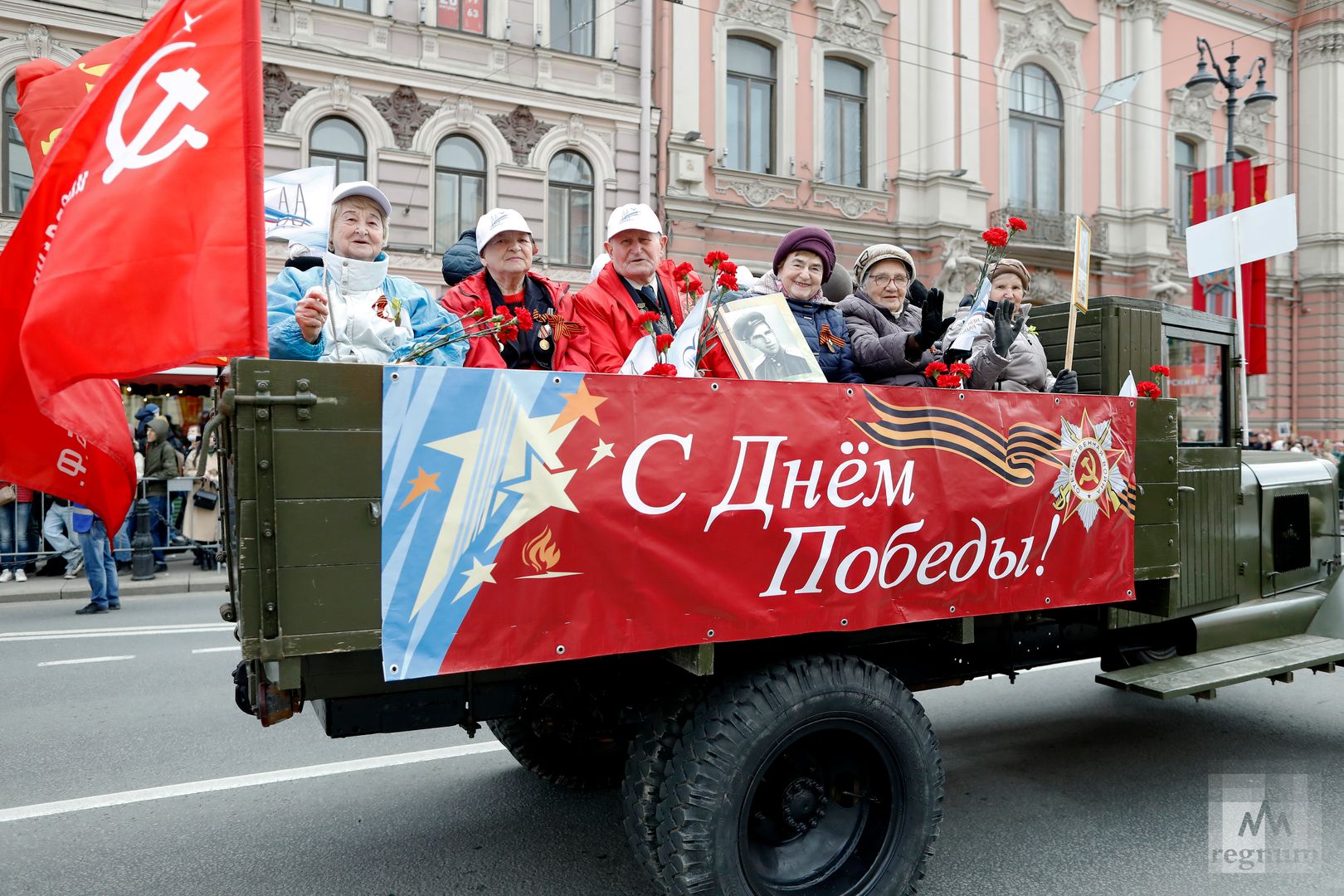 Торжественный проезд ветеранов на ретроавтомобилях по Невскому проспекту в рамках празднования Дня Победы