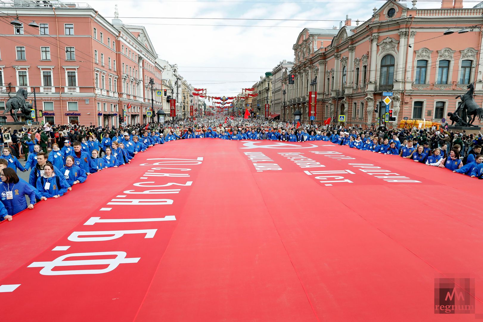 Знамя на акции «Бессмертный полк» в Санкт-Петербурге