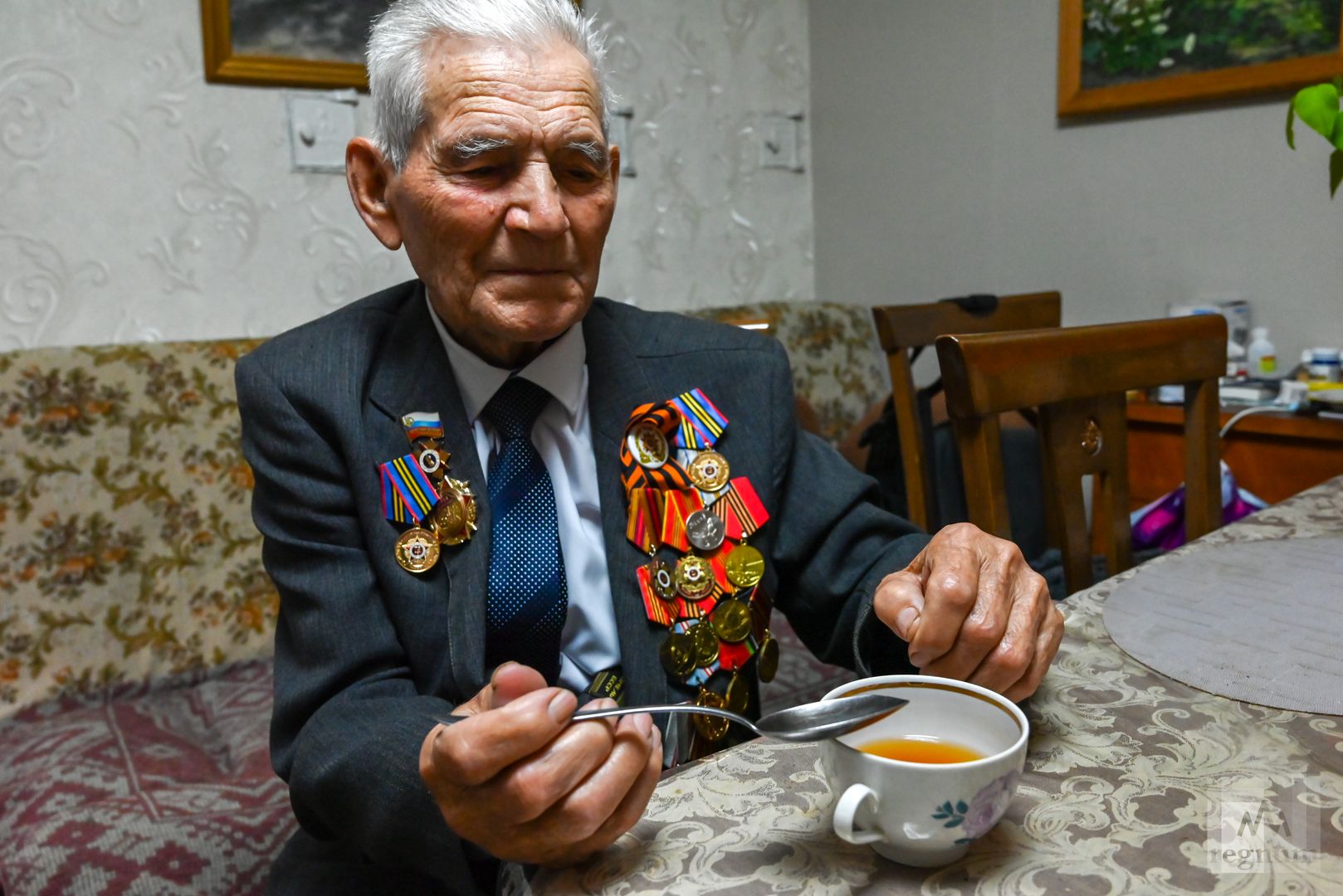 Василий Фёдорович с трофейной ложкой, которую всю службу проносил в сапоге