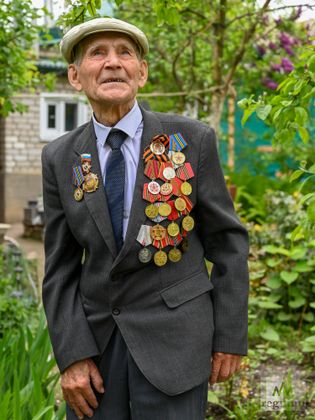 Василий Фёдорович в огороде
