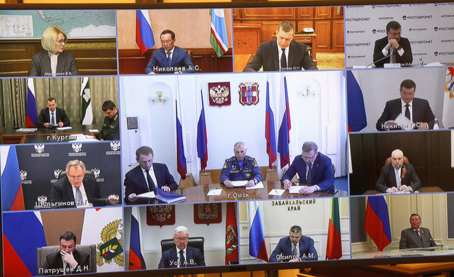 Участники правительственного совещания по вопросам борьбы с пожарами, которое 10 мая провел президент России Владимир Путин.