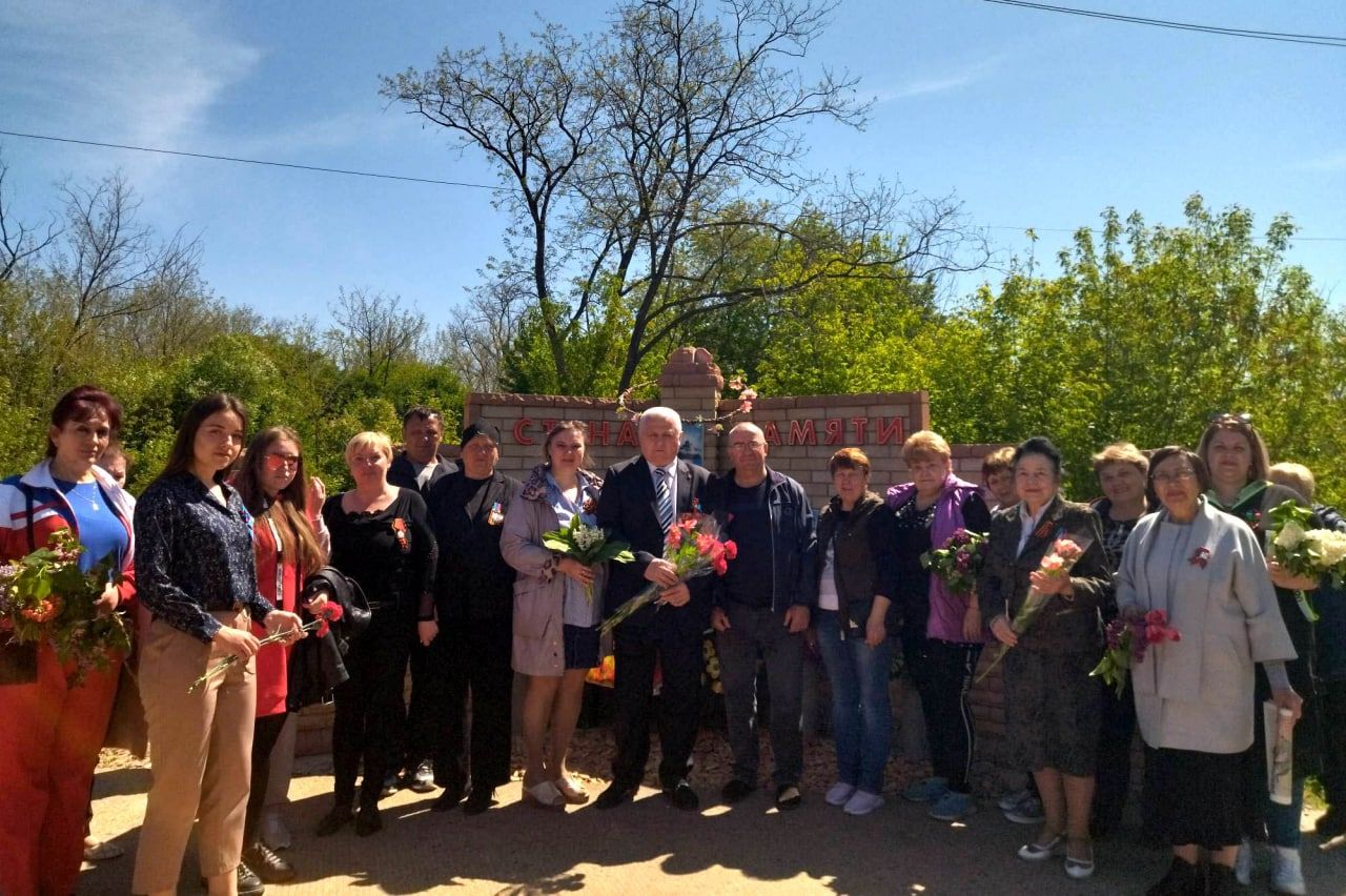 В Красном Луче в День Луганской Народной Республики состоялось возложение цветов к мемориалам в память о погибших земляках