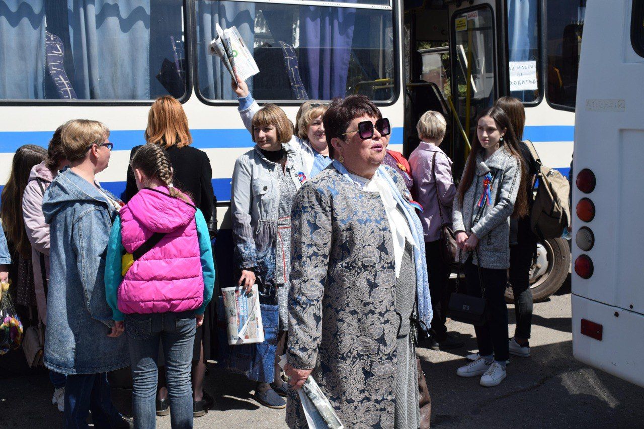 Жители Первомайска приехали в Алчевск на праздничный концерт с российскими артистами