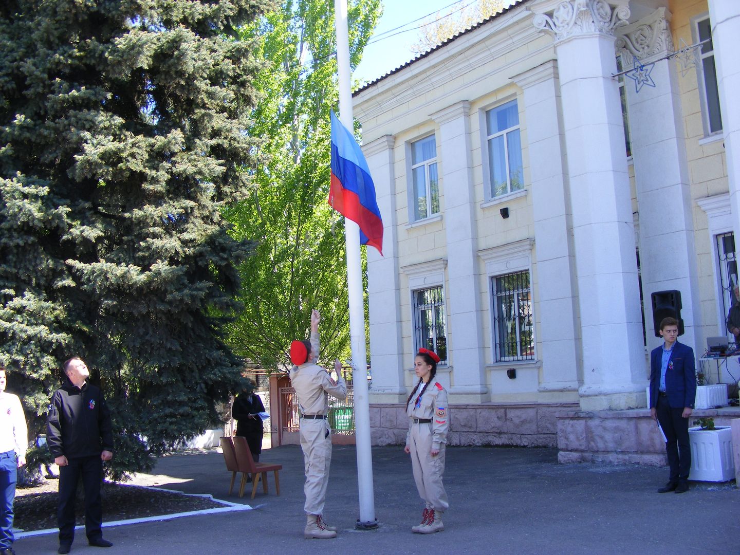Торжественная церемония поднятия государственного флага Луганской Народной Республики в Перевальске