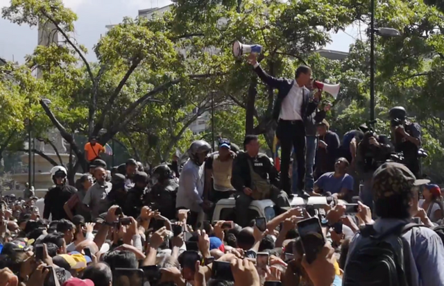 Хуан Гуайдо выступает перед сторонниками 30 апреля 2019 года