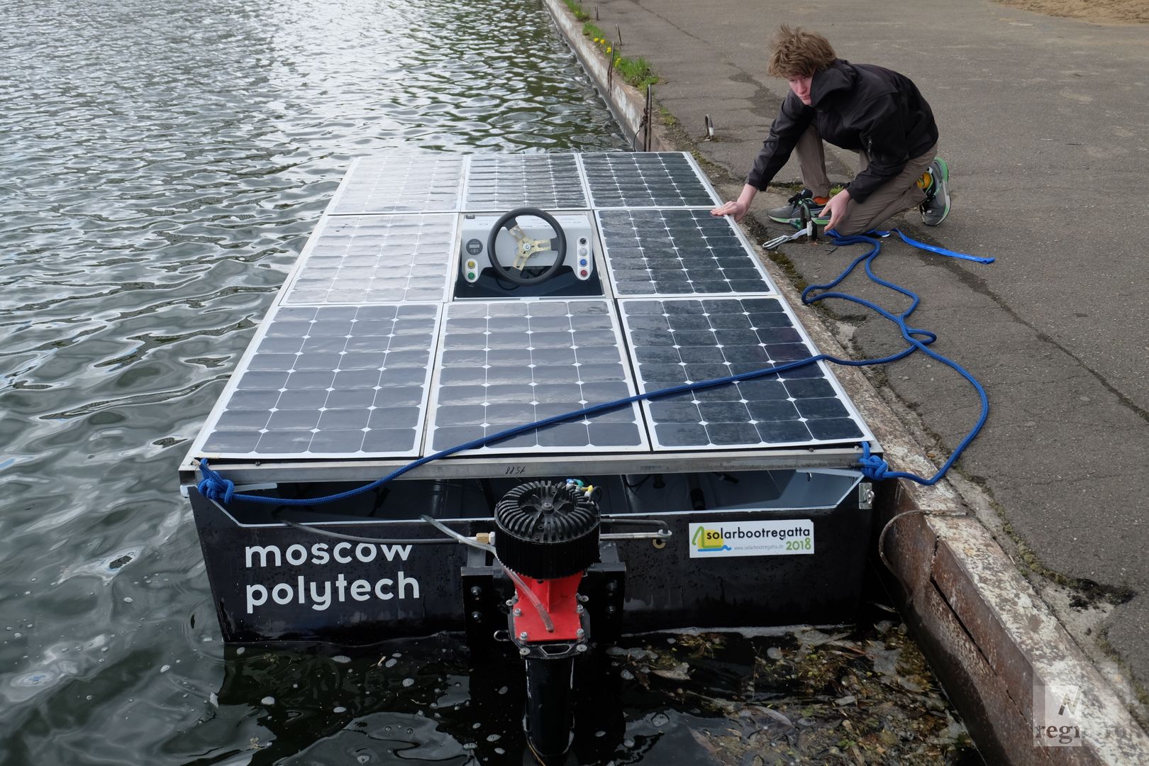 Лодка работает на энергии, вырабатываемой солнечными панелями