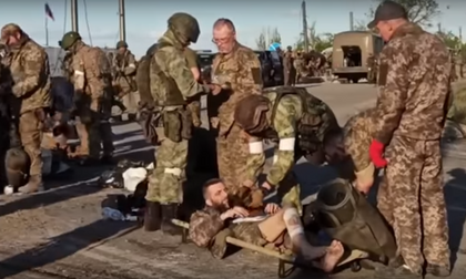 Боевики нацбата «Азов» (организация, деятельность которой запрещена в РФ) с «Азовстали» сдаются российским военным