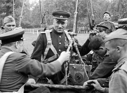 Командующий 2-м Белорусским фронтом К. К. Рокоссовский готовится к полету на аэростате в апреле 1945