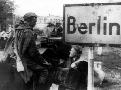 Советские солдаты входят в Берлин. 1945