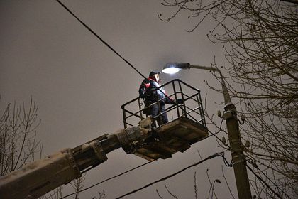 Замена ламп на опорах уличного освещения вдоль дорог и во дворах