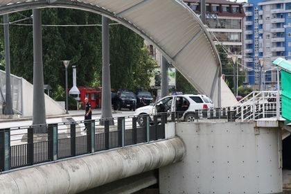 Ибарский мост. Косовская полиция и итальянские карабинеры на южной стороне Митровицы