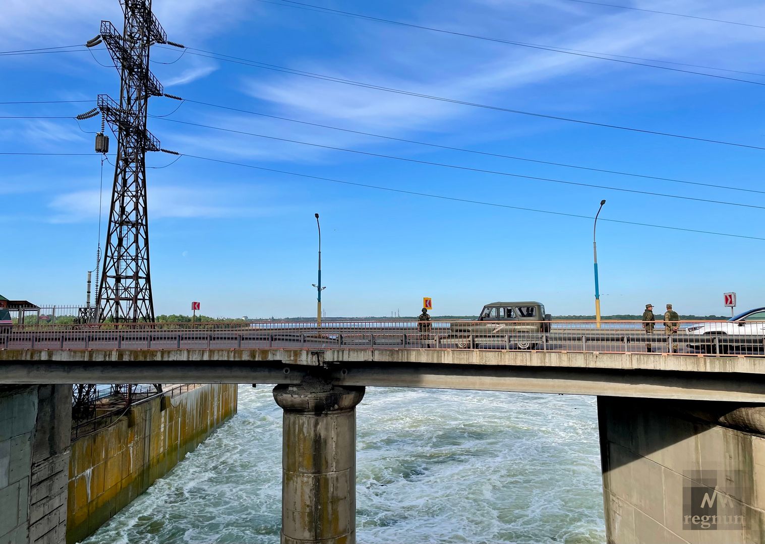 На Каховской ГЭС вода из Днепра отводится по двум каналам в ирригационную систему области и в Крым