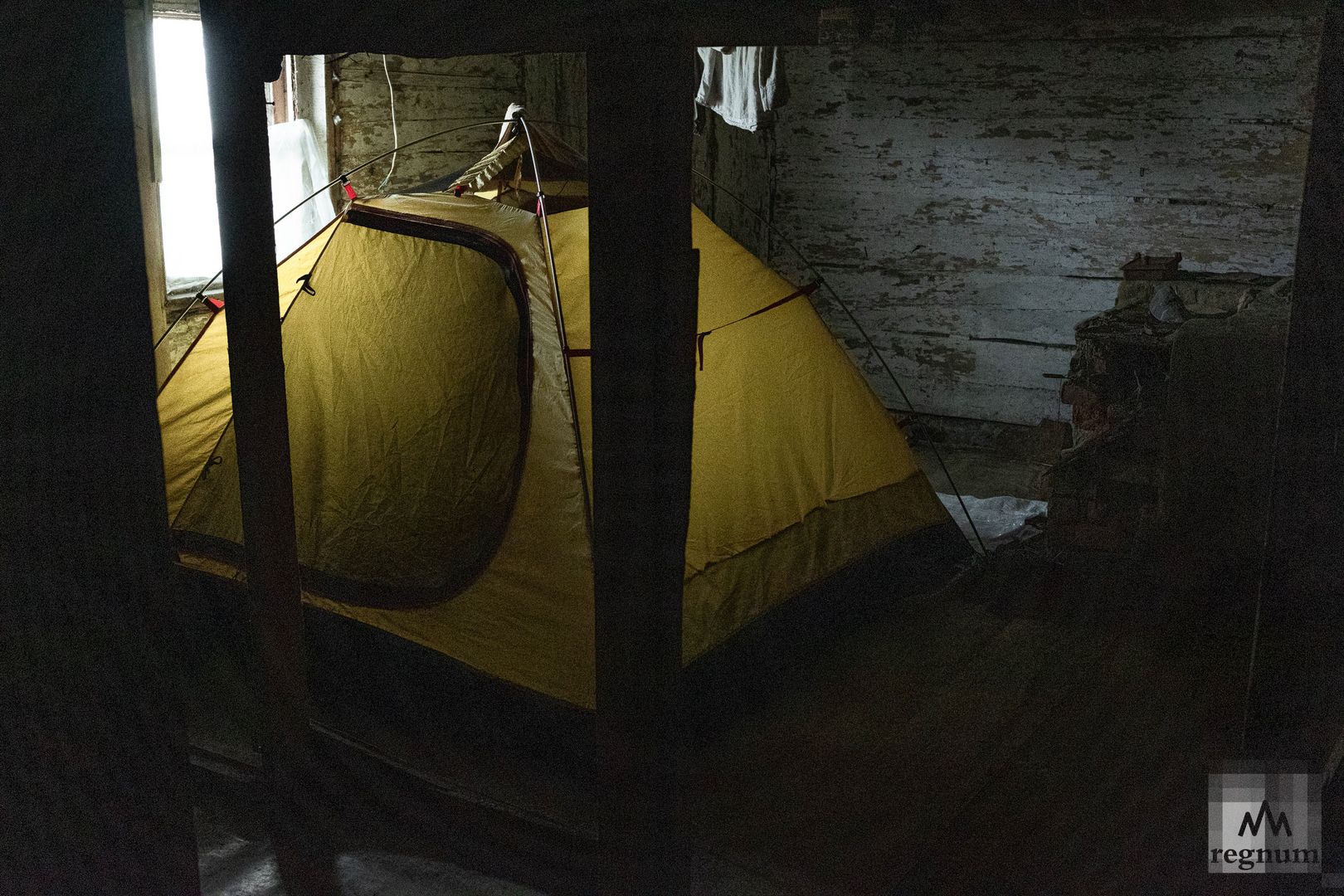 Во время урагана на острове вся группа спала в палатках на втором этаже часовни, чтобы их не унесло ветром.