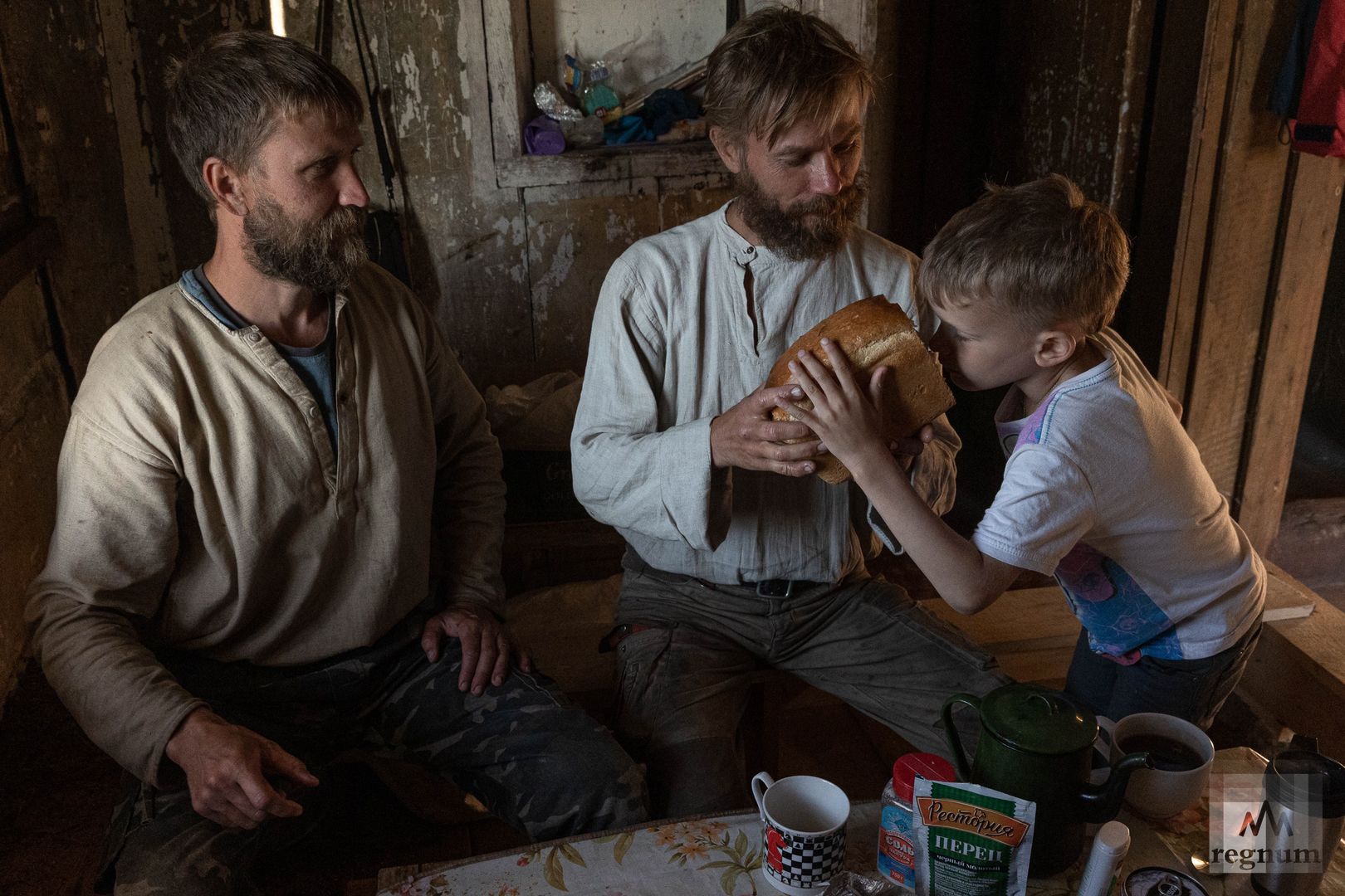 Андрей, Руслан и Илья радуются свежеиспеченному хлебу.