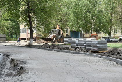 Барнаульский двор, где по нацпроекту «Жилье и городская среда» ремонтируют прилегающую территорию