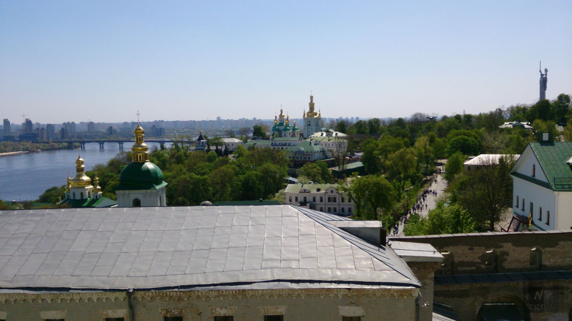 Панорама Киева с видом на Днепр, справа Родина-мать