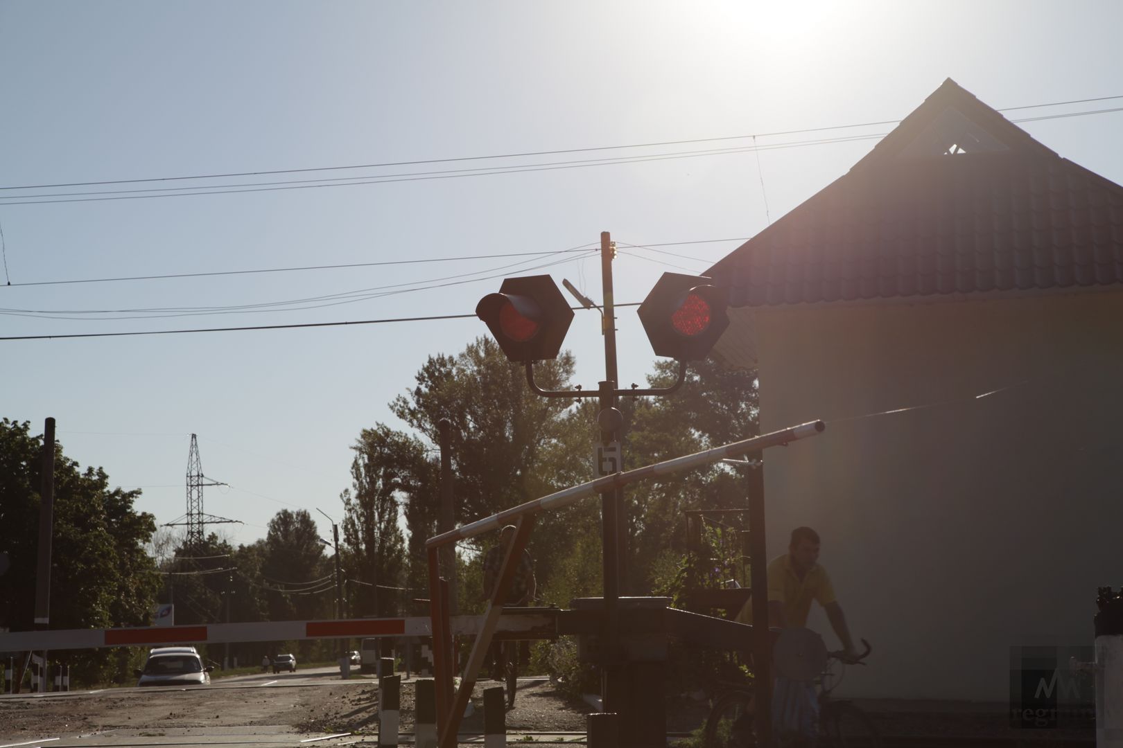 На железнодорожном переезде. Луганская область, где в 2022 году киевские нацисты оказывали сопротивление