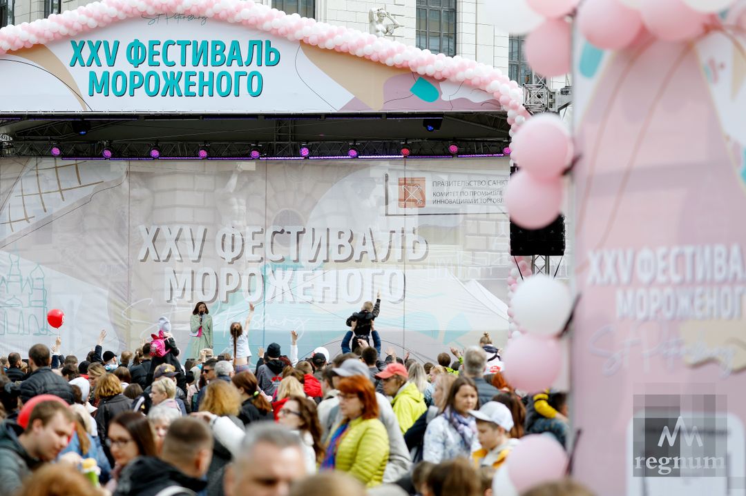 25-ый Фестиваль мороженого на площади Островского в Санкт-Петербурге
