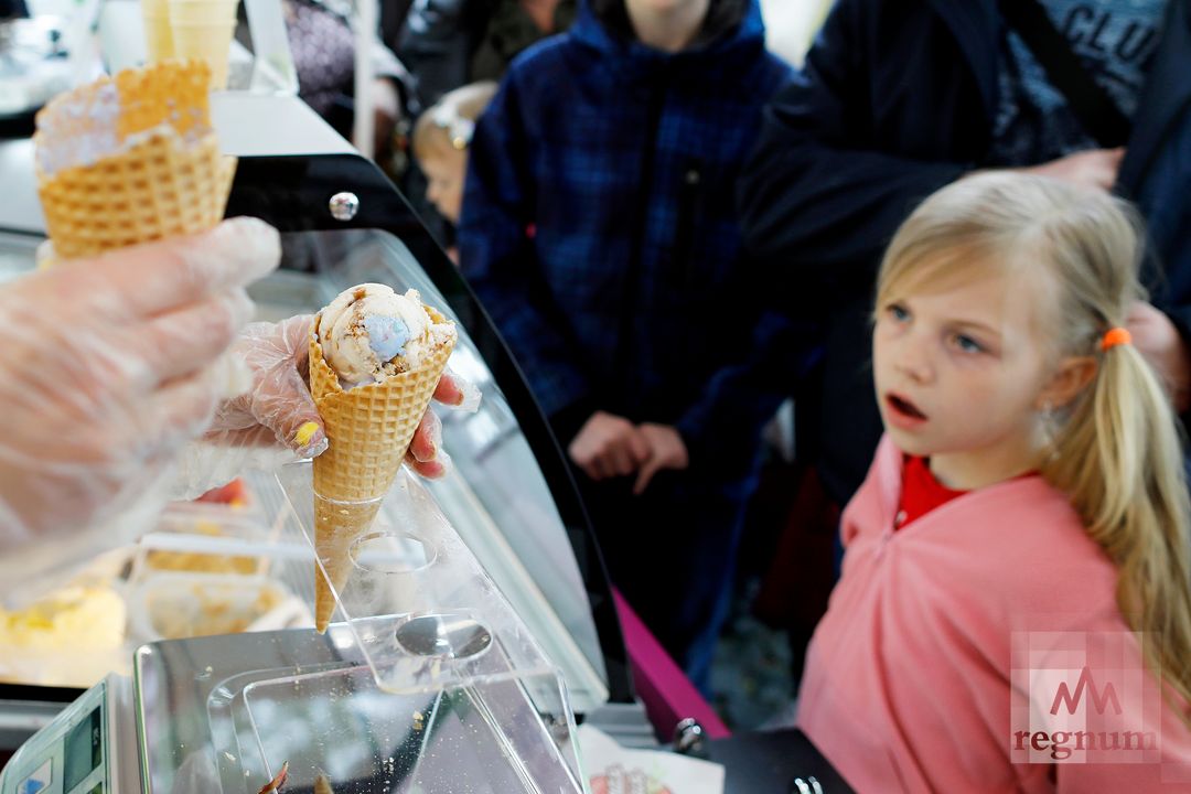 Покупка мороженого на Фестивале мороженого в Санкт-Петербурге