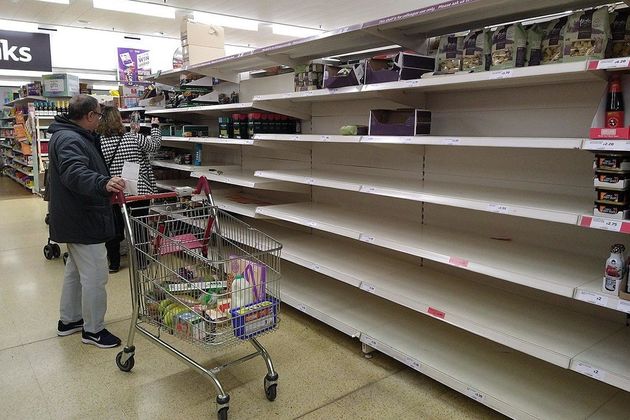 Пустые полки в супермаркете в Великобритании