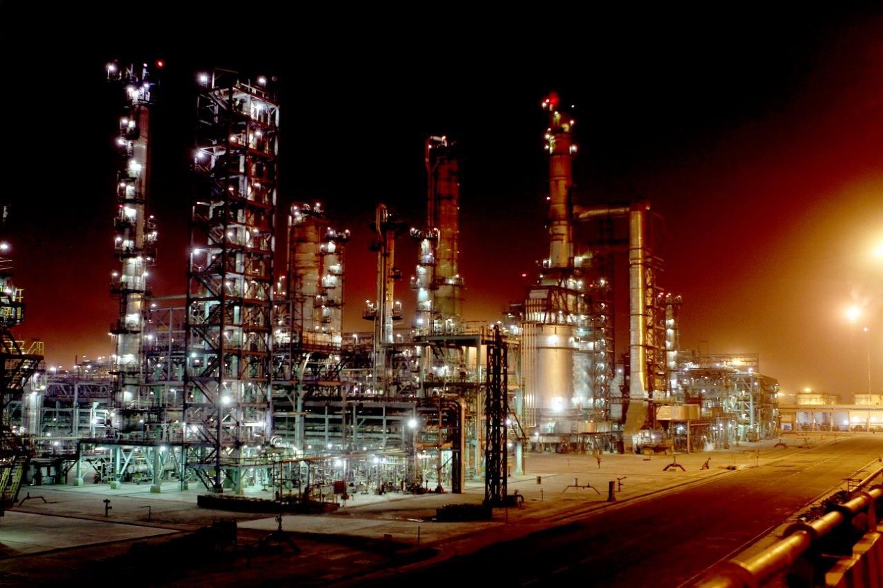 Завод химического производства. Нефтеперерабатывающий завод в Индии. Нефтеперабатывающий завод в инди. Нефтеперерабатывающий завод в Барауни Индия. Хим промышленность Индии.