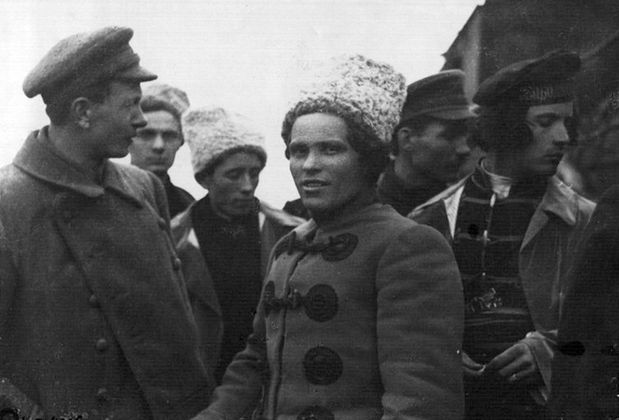 Главнокомандующий Революционной повстанческой армии Украины Нестор Махно среди своих соратников, 1919 год