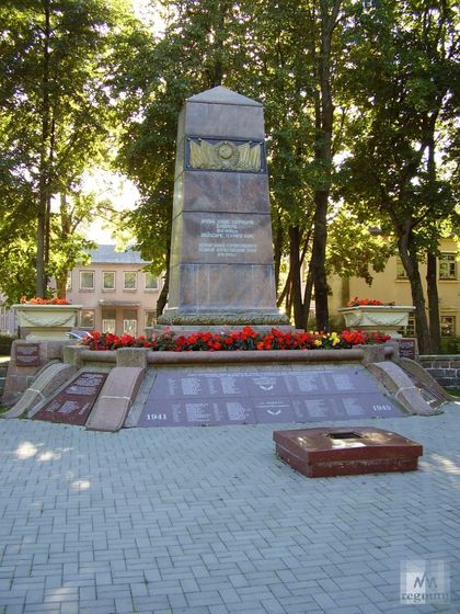 Памятник погибшим в Великой Отечественной войне в центре г. Паланга