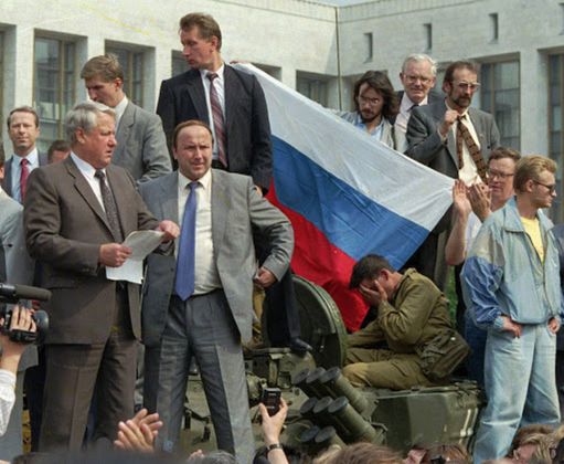 Борис Ельцин (слева), Александр Коржаков и Виктор Золотов у Белого дома в августе 1991 года