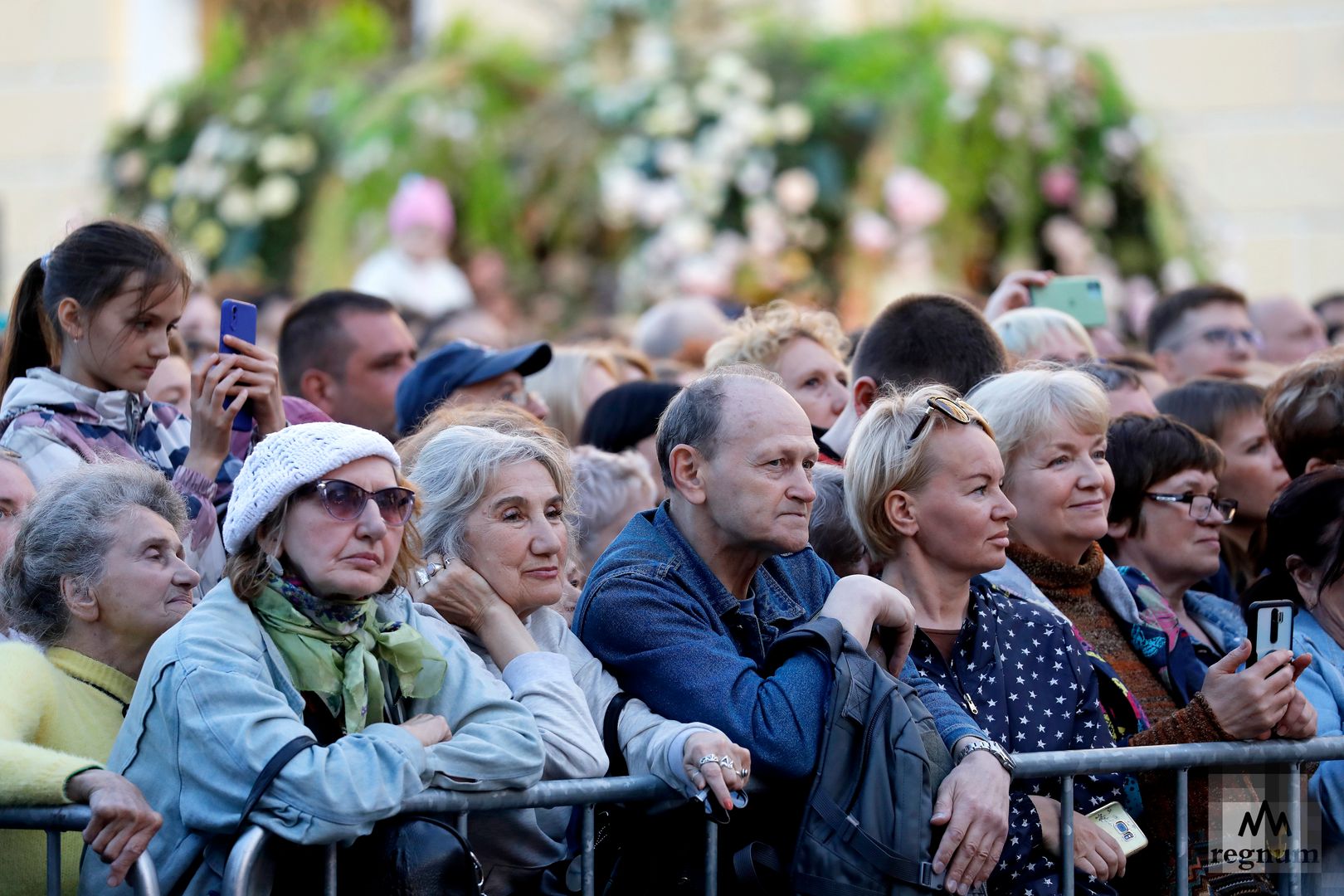 Зрители на концерте «Петровский бал в летнюю ночь»