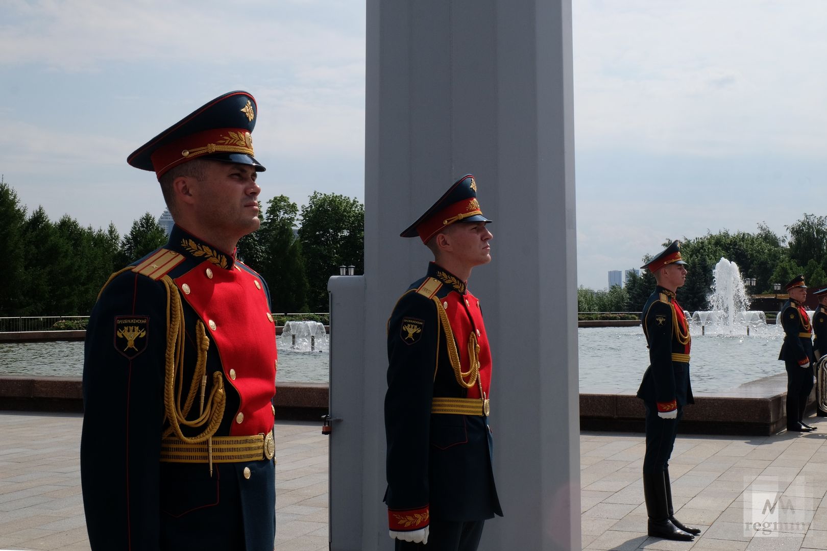 Почетная церемония. Церемония на Поклонной горе. Поднятие флага на Поклонной горе. Знамя Победы в музее Победы на Поклонной горе. Парад Победы 1995 года на Поклонной горе.