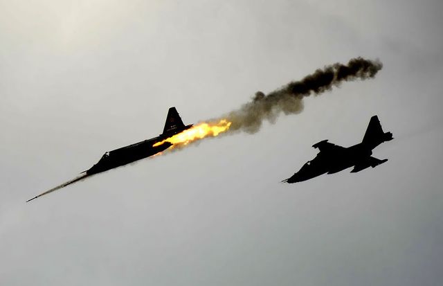 Сухой Су-25 ведет огонь ракетами