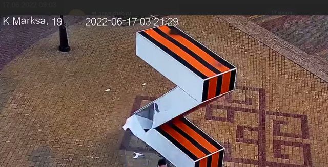 Скриншот с записи камер наблюдения. Видео опубликовано в телеграм-канале главы администрации Чебоксар Дениса Спирина