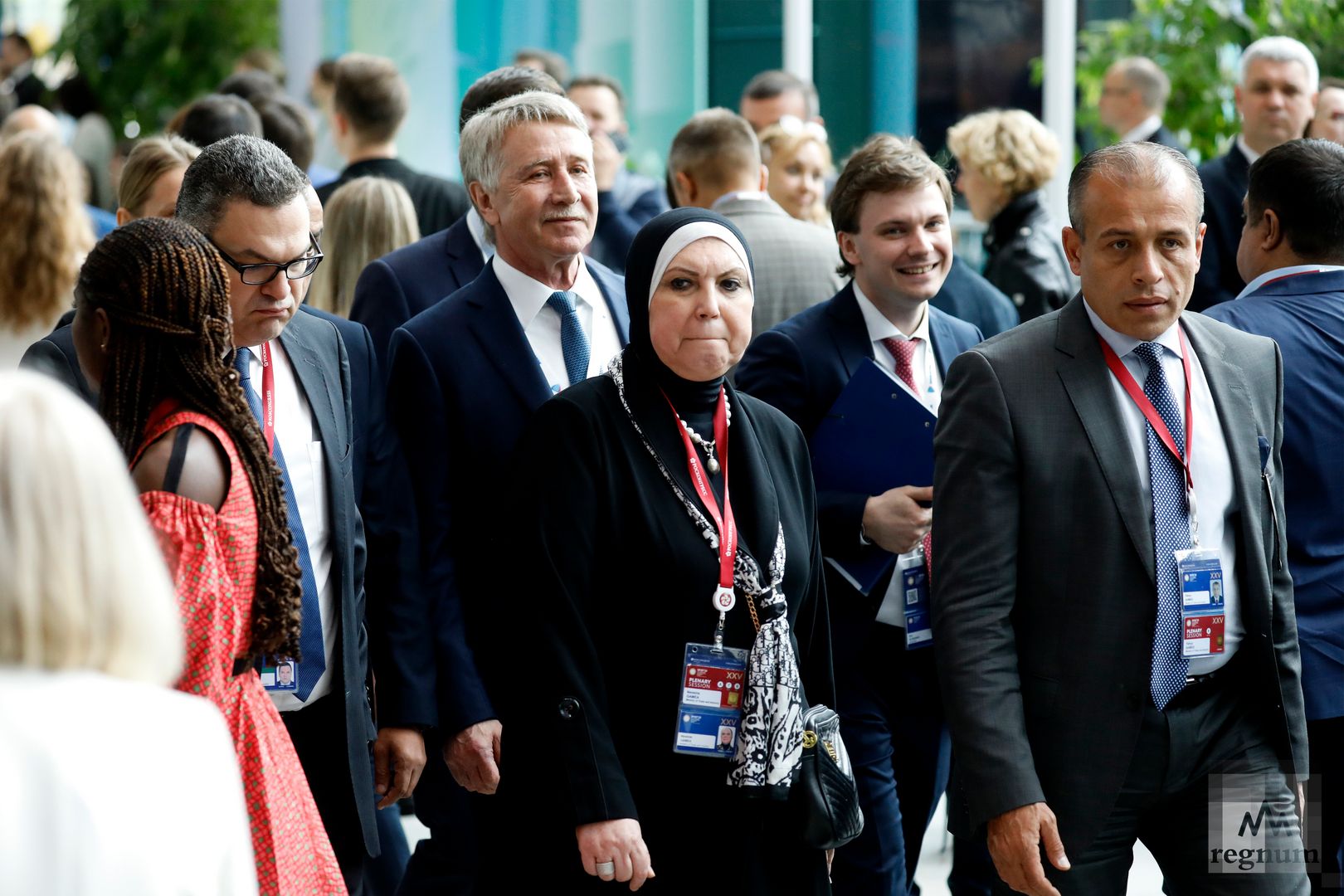 Участники ПМЭФ 2022 идут на Пленарное заседание