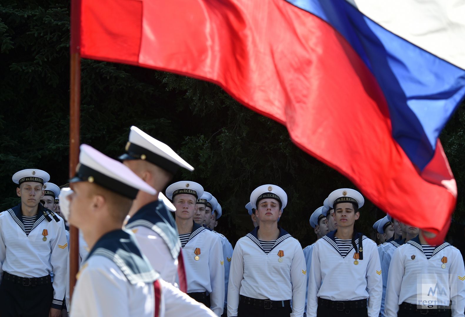 Торжественный внос государственного флага России и боевого знамени училища