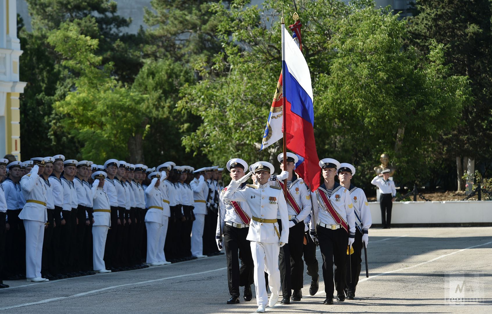 Торжественный внос государственного флага России и боевого знамени училища