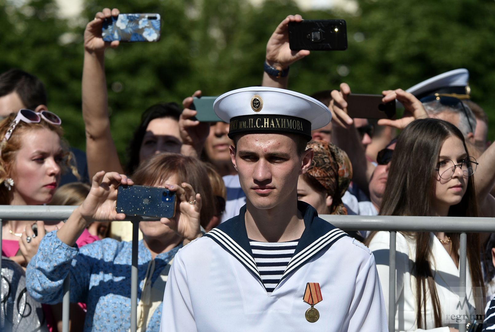 Церемония выпуска офицеров и мичманов Черноморского высшего военно-морского училища имени адмирала Нахимова (ЧВВМУ) в Севастополе