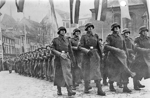 Парад латышских легионеров в честь дня основания Латвийской республики. Рига, Домская площадь. 18 ноября 1943 года