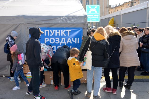 Украинские беженцы на пункте выдачи помощи в Кракове