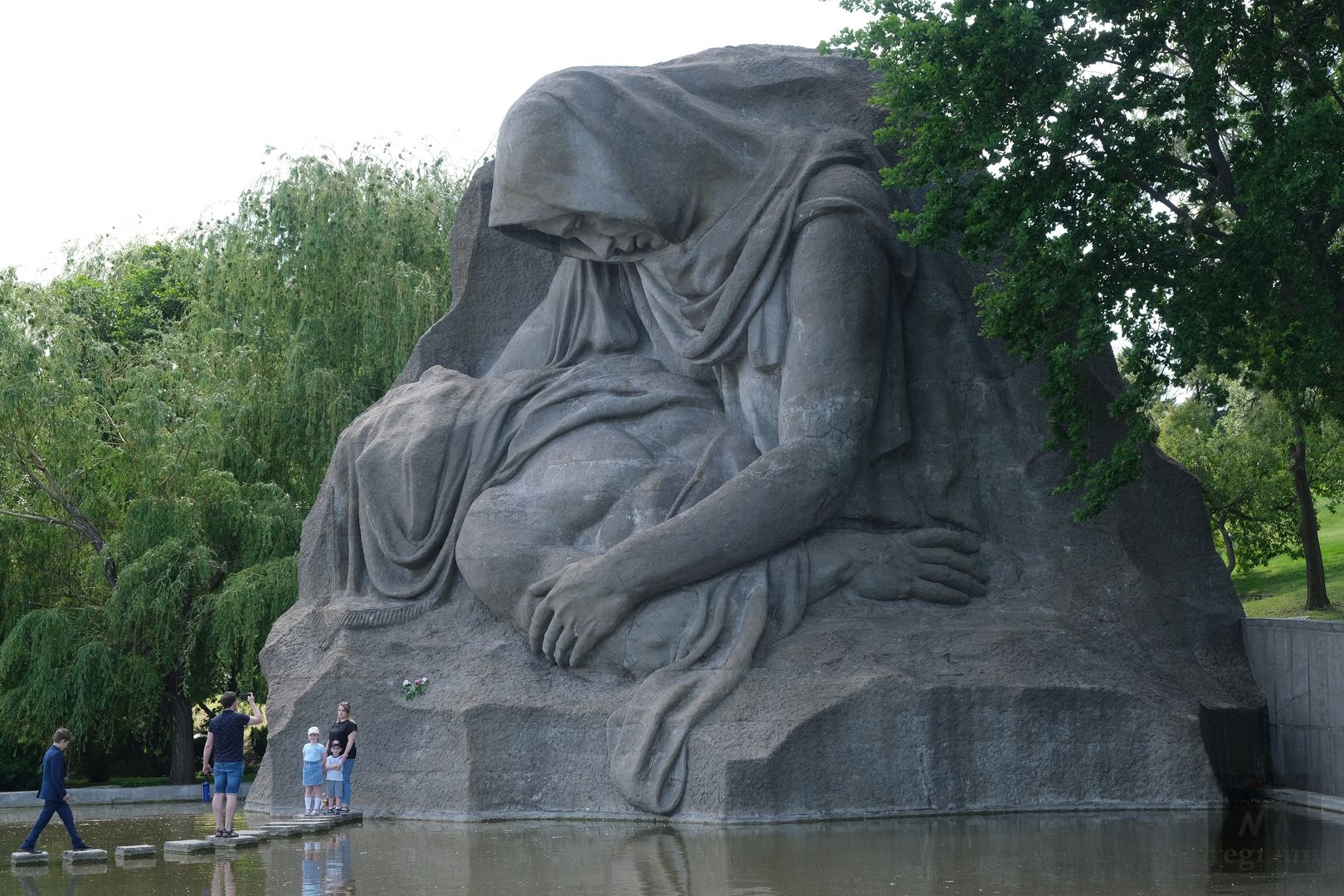 Монумент «Скорбящая мать»