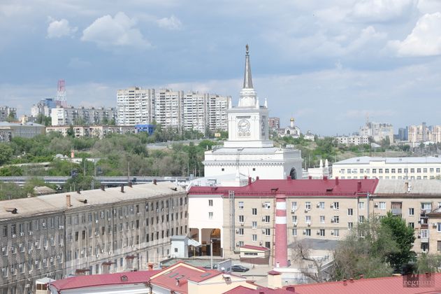 Вид на Железнодорожный вокзал со смотровой площадки здания первой пожарной части Царицына