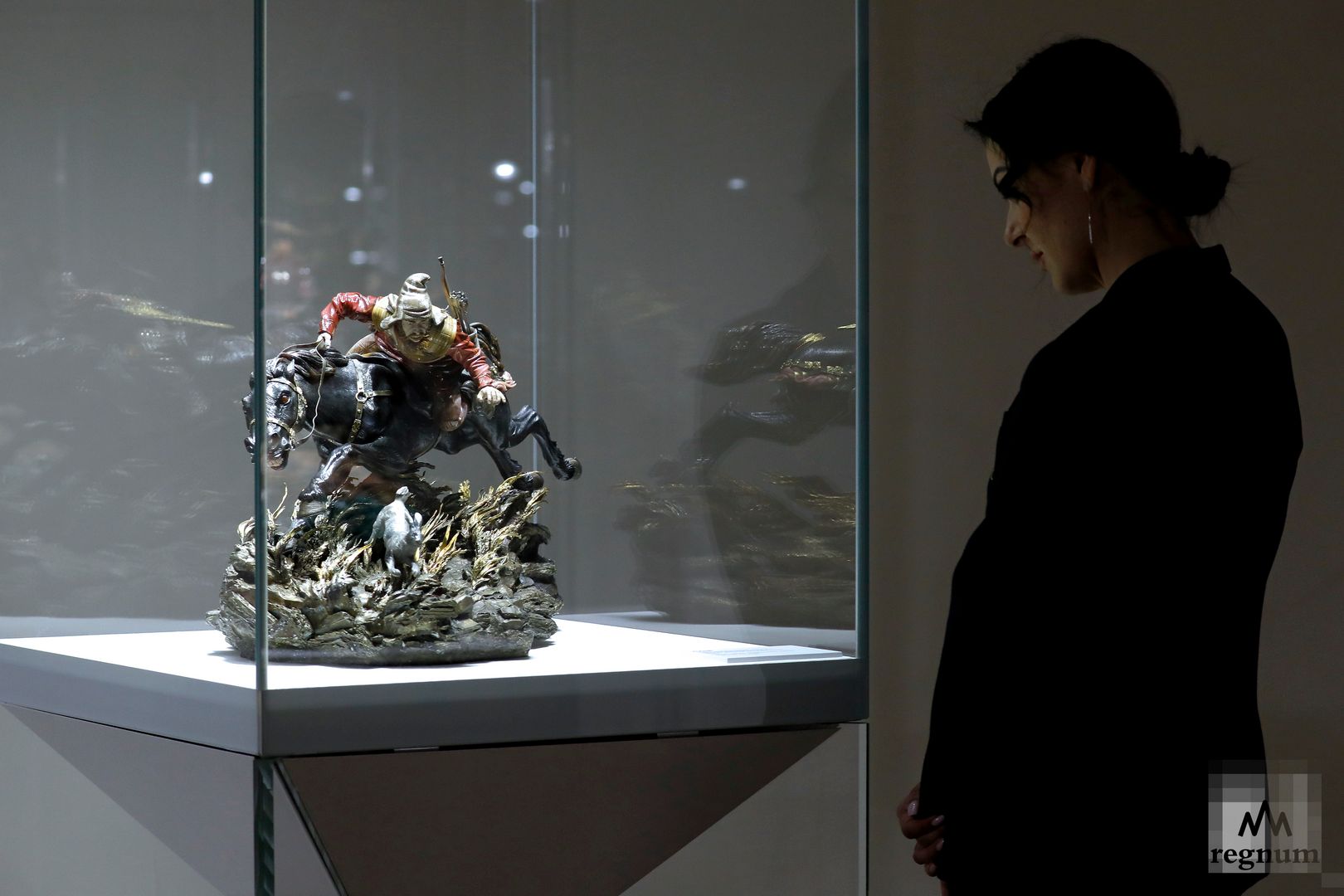 Посетительница на выставке «Русский эпос в камне» в Музее Фаберже