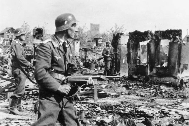 Нацисты в сожженном Сталинграде