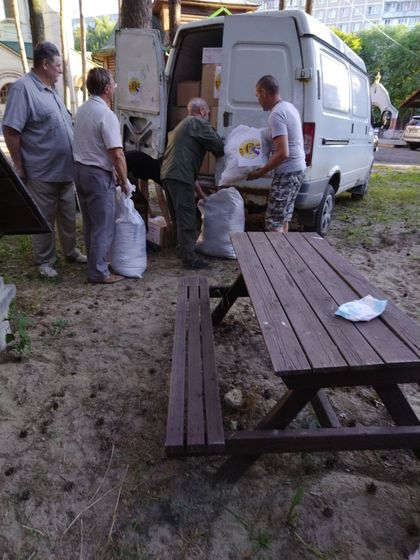 Разгрузка гуманитарной помощи от ФНКА «Украинцы России» на Донбассе