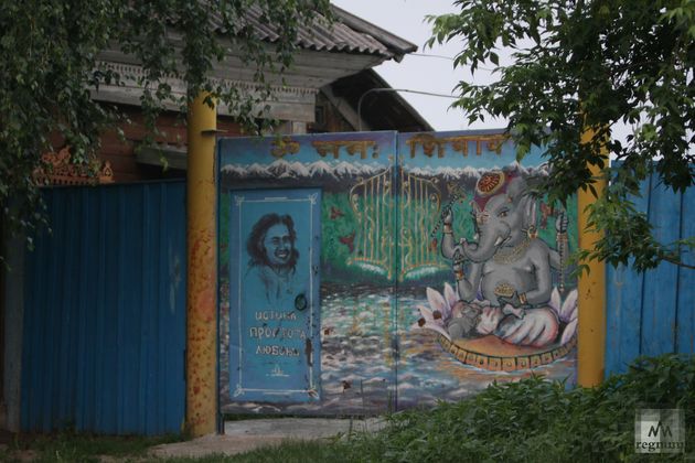 Ворота одного из жилых домов в Окунево, 2012