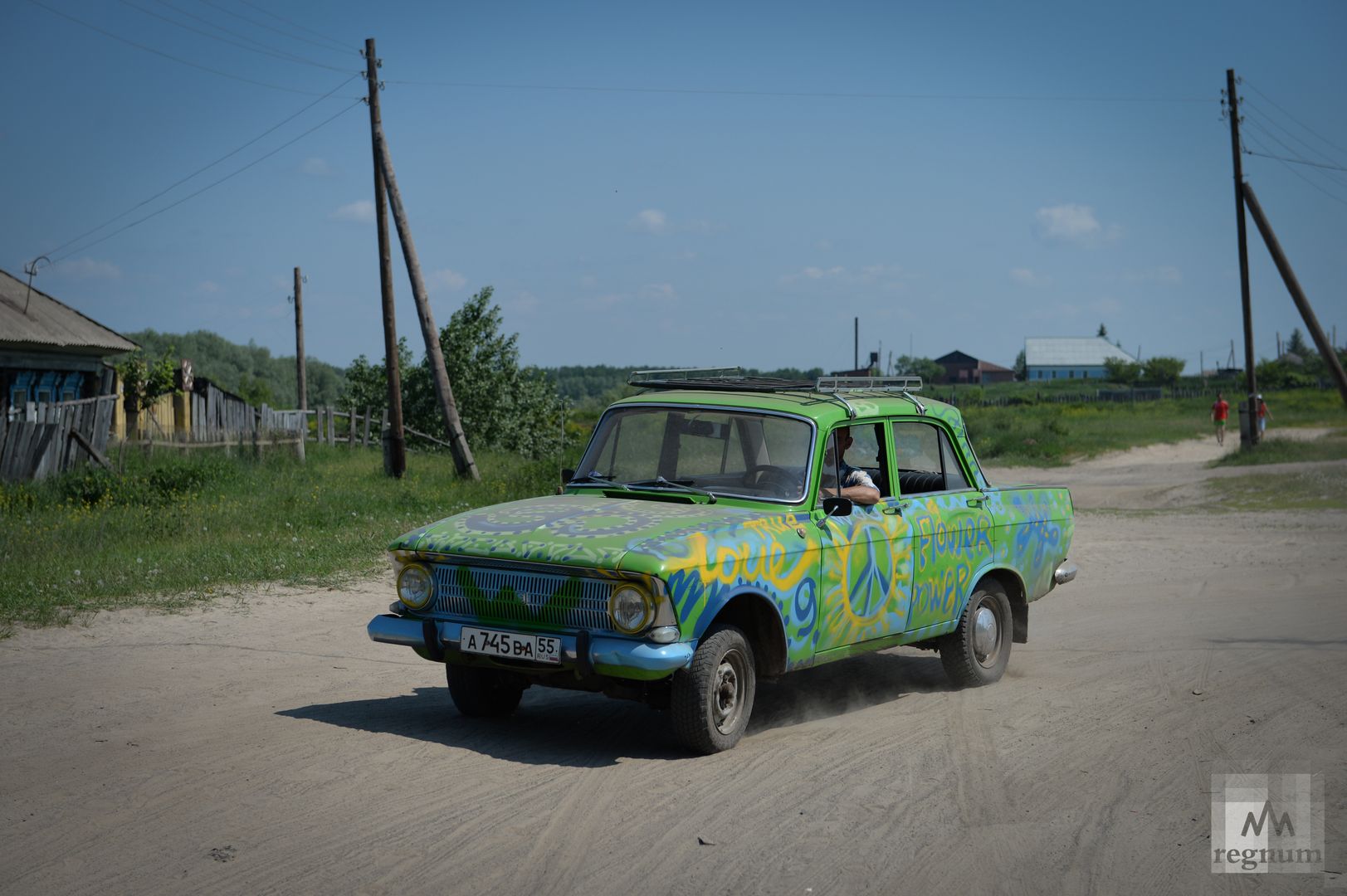 Машина едет по деревне Окунево, 2013