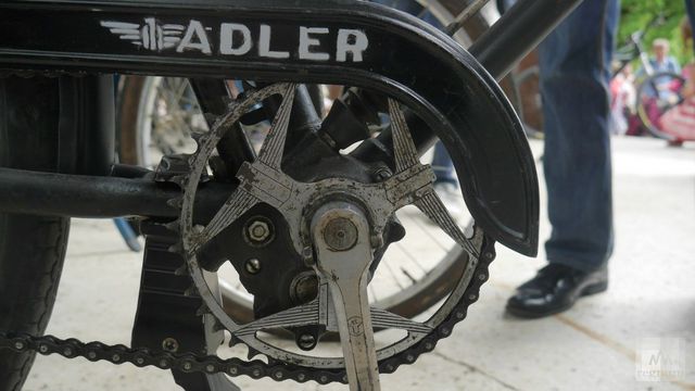 Защита цепи и ведущая звезда немецкого велосипеда Adler